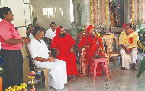 ಹಾನಗಲ್ಲ ವಿವೇಕಾನಂದ ನಗರದ ಅನ್ನಪೂರ್ಣೇಶ್ವರಿ ಮತ್ತು ಸಾಯಿಬಾಬಾ ದೇವಸ್ಥಾನಗಳ ವಾರ್ಷಿಕೋತ್ಸವದಲ್ಲಿ ಗುರುಸಿದ್ಧ ರಾಜಯೋಗೀಂದ್ರ ಸ್ವಾಮೀಜಿ ಆಶೀರ್ವಚನ ನೀಡಿದರು. ಅಮರೇಶ್ವರ ಸ್ವಾಮೀಜಿ, ನಾಗರಾಜ ಪೂಜಾರ, ಸಂದೀಪ ಪಾಟೀಲ, ಅಶೋಕ ದಾಸರ ಇದ್ದರು. 