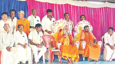 ಹರಪನಹಳ್ಳಿ ತಾಲೂಕಿನ ಜಂಗಮ ತುಂಬಿಗೆರೆಯಲ್ಲಿ ಭೋಗೇಶ್ವರ ಸ್ವಾಮೀಜಿ ಕುಂಭಾಭಿಷೇಕ ಮಹೋತ್ಸವ ಕಾರ್ಯಕ್ರಮದಲ್ಲಿ ರಾಮಘಟ್ಟ ಉಚ್ಚಂಗಿದುರ್ಗ ಕಟ್ಟೆಮನೆ ರಾಜಗುರು ರೇವಣಸಿದ್ದೇಶ್ವರ ಶಿವಾಚಾರ್ಯರು ಮಾತನಾಡಿದರು. ದೇವಸ್ಥಾನದ ಧರ್ಮದರ್ಶಿ ಕೃಷ್ಣಮೂರ್ತಿ, ತುಂಬಿಗೆರೆ ಶಿವಣ್ಣ, ರವೀಂದ್ರಪ್ಪ, ಗೀತಾ ಚಂದ್ರಪ್ಪ, ವಿಜಯ್ ಕೆಂಚೋಳ್ ಇದ್ದರು.