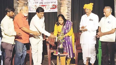 ಹರಪನಹಳ್ಳಿ ಪಾಳೇಗಾರರು ಬೈಲಾಟ ನಾಟಕ ಪ್ರದರ್ಶನ ಕಾರ್ಯಕ್ರಮವನ್ನು ಡಾ.ಮಲ್ಲಯ್ಯ ಸೊಂಡೂರು ಉದ್ಘಾಟಿಸಿದರು. ಅಖಿಲ ಭಾರತ ಶಸಾಪ ತಾಲೂಕು ಅಧ್ಯಕ್ಷ ಬಾಗಳಿ ರಾಜಶೇಖರ, ಪ್ರಮುಖರಾದ ಬಸವರಾಜ್ ಶಿಗ್ಗಾಂವ, ಪಕ್ಕೀರೇಶ ಕೊಂಡಯಿ, ಚಂದ್ರಶೇಖರ ಗುರುವಯ್ಯ, ಮೌನೇಶ್ವರ ಭಜಂತ್ರಿ, ಎಂ ಮಾರುತಿ ಇದ್ದರು.