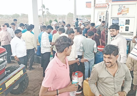 ಹುಲಸೂರಿನ ಸುಗ್ರೆ ಪೆಟ್ರೋಲ್​ ಬಂಕ್​ನಲ್ಲಿ  ರೈತರು ಡೀಸೆಲ್​ ಪಡೆಯಲು ಸರದಿ ಸಾಲಿನಲ್ಲಿ ನಿಂತಿರುವುದು.ಕಾಣಬಹುದು.