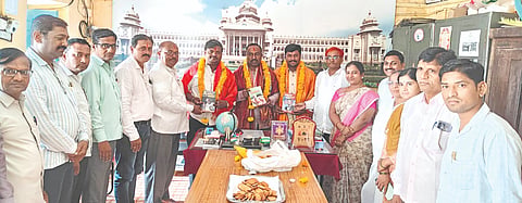 ಹುಲಸೂರಿನ ಸರ್ಕಾರಿ ಹಿರಿಯ ಪ್ರಾಥಮಿಕ ಶಾಲೆಯಲ್ಲಿ ಶನಿವಾರ ಆಯೋಜಿಸಿದ್ದ ಗ್ರೇಡ್​-1 ತಹಸೀಲ್ದಾರರಾಗಿ ಪದೋನ್ನತ್ತಿ ಹೊಂದಿದ್ದ ಶಿವಾನಂದ ಮೇತ್ರೆ ಹಾಗೂ ಕಾರ್ಯನಿರತ ಪತ್ರಕರ್ತರ ಸಂಘದ ನೂತನ ತಾಲೂಕು ಅಧ್ಯಕ್ಷ ರಾಜಕುಮಾರ ಹೊನ್ನಾಡೆ,  ಪ್ರಧಾನ ಕಾರ್ಯದರ್ಶಿ ಗುರುಪ್ರಸಾದ  ಮೆಂಟೆ ಅವರನ್ನು ಸನ್ಮಾನಿಸಲಾಯಿತು. ರಾಜಪ್ಪ ನಂದೋಡೆ, ಸೂರ್ಯಕಾಂತ ಅಡಕೆ, ಹರಿನಾಥ, ಡಿಸಿ ಪಾಟೀಲ್​ ಇತರರಿದ್ದರು.