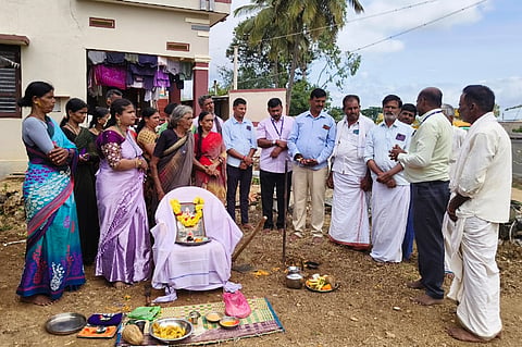 ಗುಂಡ್ಲುಪೇಟೆ ತಾಲೂಕಿನ ಹೊನ್ನೇಗೌಡನಹಳ್ಳಿ ಗ್ರಾಮದಲ್ಲಿ ವಸತಿಹೀನರಿಗೆ ಮನೆ ನಿರ್ಮಾಣ ಕಾಮಗಾರಿಗೆ ದಿನೇಶ್ ಭೂಮಿಪೂಜೆ ನೆರವೇರಿಸಿದರು. ಚಂದ್ರಶೇಖರ್, ಮೂಕಾಂಬಿಕಾ, ಚೈತ್ರಾ, ಮಲ್ಲಿಕಾರ್ಜುನ, ನಂದೀಶ್, ರಾಜಣ್ಣ ಇದ್ದರು.