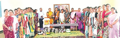  ಗುಂಡ್ಲುಪೇಟೆ ತಾಲೂಕಿನ ಬೆಳವಾಡಿ ಗ್ರಾಮದಲ್ಲಿ ಶ್ರೀ ಕ್ಷೇತ್ರ ಧರ್ಮಸ್ಥಳ ಗ್ರಾಮೀಣ ಅಭಿವೃದ್ಧಿ ಯೋಜನೆ ವತಿಯಿಂದ ಆಯೋಜಿಸಿದ್ದ ಕಾರ್ಯಕ್ರಮವನ್ನು ಜ್ಯೋತಿ ಉದ್ಘಾಟಿಸಿದ್ದರು. ಜಯಣ್ಣ, ಚೈತ್ರಾ, ದೇವಿರಮ್ಮ, ಗೀತಾ ಇದ್ದರು.