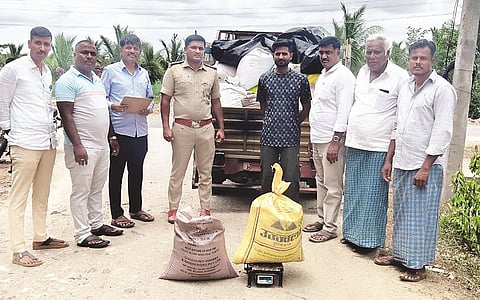 ಸಂಪಿಗೆಪುರ ಸಮೀಪ ಅನ್ನಭಾಗ್ಯ ಅಕ್ಕಿ ಸಾಗಿಸುತ್ತಿದ್ದ ಆಟೋವನ್ನು ಎಚ್.ಕೆ.ನವೀನ್ ಹಾಗೂ ಸಿಬ್ಬಂದಿ ವಶಕ್ಕೆ ಪಡೆದಿರುವುದು.