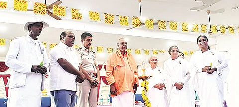 ಗುಂಡ್ಲುಪೇಟೆಯ ಬಯಲು ರಂಗಮಂದಿರದಲ್ಲಿ ಆಯೋಜಿಸಿದ್ದ ಕಾರ್ಯಕ್ರಮಕ್ಕೆ ಗಂಗಾಧರಸ್ವಾಮೀಜಿ ಚಾಲನೆ ನೀಡಿದರು. ಎನ್.ಜಯಕುಮಾರ್, ಶಿವಪ್ರಸಾದ್(ರಾಜು), ಪ್ರಭಾಮಣೀಜಿ ವೀಣಾಜೀ ಇದ್ದರು.