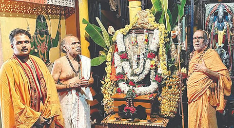 ಕಂಪ್ಲಿ ವೆಂಕಟರಮಣ ದೇವಸ್ಥಾನದಲ್ಲಿ ಶ್ರೀ ರಾಮನವಮಿ ಪೂಜೆಯಲ್ಲಿ ಶ್ರೀ ಮನ್ನಾರಾಯಣಾಶ್ರಮದ ಪರಮಹಂಸ ನಾರಾಯಣ ವಿದ್ಯಾಭಾರತಿ ಸ್ವಾಮೀಜಿ, ಕೃಷ್ಣಮೂರ್ತಿ, ಜಯಂತ್ ಶ್ರೀವತ್ಸ ಇದ್ದರು.