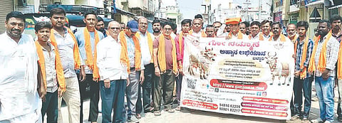 ಕಂಪ್ಲಿಯಲ್ಲಿ ಗೋಮಾತೆಯ ಗೌರವದ ಅಭಿಯಾನ ಪಾದಯಾತ್ರೆ ನಡೆಯಿತು. 