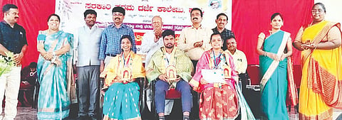 ಪದವಿಯಲ್ಲಿ ಹೆಚ್ಚು ಅಂಕಗಳಿಸಿದ ಕಂಪ್ಲಿ ಸರ್ಕಾರಿ ಪ್ರಥಮ ದರ್ಜೆ ಕಾಲೇಜಿನ ವಿದ್ಯಾರ್ಥಿಗಳನ್ನು ಗೌರವಿಸಲಾಯಿತು. 