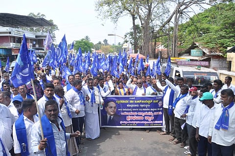  ಒಳ ಮೀಸಲಾತಿ ಅನ್ಯಾಯವನ್ನು ಖಂಡಿಸಿ ಶುಕ್ರವಾರ ಜ್ಞಾನಸೂರ್ಯ ಡಾ.ಬಿ.ಆರ್.ಅಂಬೇಡ್ಕರ್ ಸಂಘ, ಕೊತ್ತನೂರು ಗ್ರಾಮಸ್ಥರು ಹಾಗೂ ವಿವಿಧ ಸಂಘಟನೆಗಳು ಕೊಳ್ಳೇಗಾಲದಲ್ಲಿ ಒಳ ಮೀಸಲಾತಿ ಅನ್ಯಾಯವನ್ನು ಖಂಡಿಸಿ ಪ್ರತಿಭಟನಾ ರ‌್ಯಾಲಿ ನಡೆಸಿದರು.