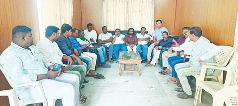 ಕೊಳ್ಳೇಗಾಲ ತಾಲೂಕು ಬಲಗೈ ಸಮುದಾಯ ಒಕ್ಕೂಟ ಸಮಿತಿ ರಚನೆ ಸಂಬಂಧ ಪಟ್ಟಣದ ಶ್ರೀ ವೆಂಕಟೇಶ್ವರ ಮಹಲ್‌ನಲ್ಲಿ ಫೆ.28 ರಂದು ಬೆಳಗ್ಗೆ 10 ಗಂಟೆಗೆ ಆಯೋಜಿಸಿರುವ ಸಭೆಯ ಬಗ್ಗೆ ಶುಕ್ರವಾರ ಪಟ್ಟಣದ ಹಳೇ ಪ್ರವಾಸಿ ಮಂದಿ ರದಲ್ಲಿ ಮುಖಂಡರು ಸಭೆ ಸೇರಿ ಚರ್ಚಿಸಿದರು. 