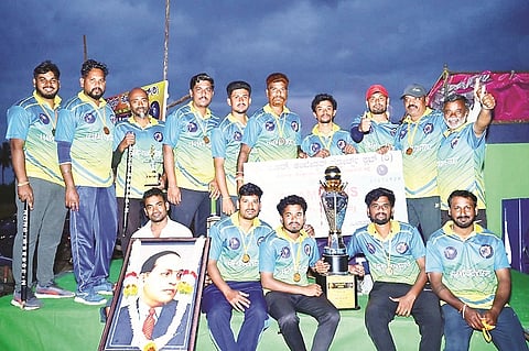  ಸತ್ತೇಗಾಲ ಗ್ರಾಮದಲ್ಲಿ ಆಯೋಜಿಸಿದ್ದ ಸತ್ತೇಗಾಲ ಪ್ರೀಮಿಯರ್ ಲೀಗ್ ಟೆನಿಸ್ ಬಾಲ್ ಕ್ರಿಕೆಟ್ ಪಂದ್ಯಾವಳಿಯಲ್ಲಿ ಪ್ರಥಮ ಸ್ಥಾನ ಪಡೆದ ಲೆಂಜೆಡ್ಸ್ ಕ್ರಿಕೆಟರ್ಸ್‌ ತಂಡ. 