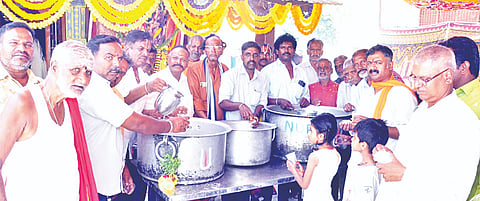 ಕೊಳ್ಳೇಗಾಲ ಪಟ್ಟಣದ ನಾಯಕರ ದೊಡ್ಡ ಬೀದಿ ಯ ಚಾವಡಿಯಲ್ಲಿ ಶ್ರೀ ರಾಮನವಮಿ ಹಿನ್ನಲೆ ಸಾರ್ವಜನಿಕರಿಗೆ ಮಜ್ಜಿಗೆ ಪಾನಕ ಕೋಸಂಬರಿ ವಿತರಣೆ ಮಾಡಲಾಯಿತು.