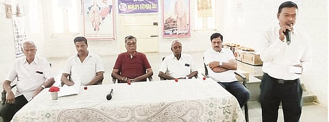  ಕೊಳ್ಳೇಗಾಲ ಪಟ್ಟಣದ ಪತಂಜಲಿ ಯೋಗ ಕೇಂದ್ರದಲ್ಲಿ ಶನಿವಾರ ಆಯೋಜಿಸಿದ್ದ ಕಾರ್ಯಕ್ರಮದಲ್ಲಿ ವ್ಯೆದ್ಯ ಡಾ.ಮಧುಸೂದನ್ ಮಾತನಾಡಿದರು. ಶೇಖರ್, ಮಂಜುನಾಥ್, ಆನಂದರಾಮ್ ಶೆಟ್ಟಿ ಇತರರು ಇದ್ದರು.