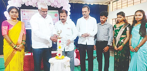 ಕೊಳ್ಳೇಗಾಲ ಜೆಎಸ್‌ಎಸ್ ಬಾಲಕಿಯರ ಪದವಿಪೂರ್ವ ಕಾಲೇಜಿನಲ್ಲಿ ಸೋಮವಾರ ಹಿರಿಯ ವಿದ್ಯಾರ್ಥಿನಿಯರಿಂದ ಕಿರಿಯ ವಿದ್ಯಾರ್ಥಿನಿ ಯರಿಗೆ ಆಯೋಜಿಸಿದ್ದ ಸ್ವಾಗತ ಸಮಾರಂಭಕ್ಕೆ ಲಯನ್ಸ್ ಸಂಸ್ಥೆ ಅಧ್ಯಕ್ಷ ಹಾಗೂ ಹಿರಿಯ ಲೆಕ್ಕ ಪರಿಶೋಧಕ ಬಿ.ಎಂ ಪುಟ್ಟಮಾದಪ್ಪ ಚಾಲನೆ ನೀಡಿದರು. ಮಹದೇವು, ಎನ್.ಮಹದೇವಸ್ವಾಮಿ ಇತರರಿದ್ದರು.