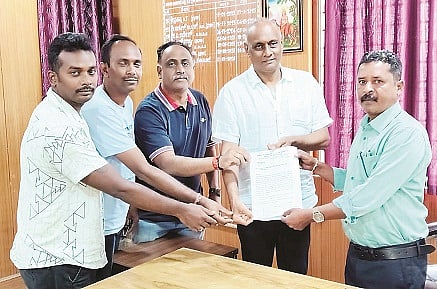 ಕೊಳ್ಳೇಗಾಲದಲ್ಲಿ ನಗರಸಭೆ ಪ್ರಭಾರ ಪೌರಾಯುಕ್ತರ ನಟರಾಜು ಅವರಿಗೆ ವರ್ತಕರು ಮನವಿ ಸಲ್ಲಿಸಿದರು. ಎ.ಡಿ ಕುಮಾರ ಕೃಷ್ಣ ಸೂರಜ್, ಸಂಜಯ್, ಸುಮನ್ ಇದ್ದರು.