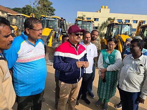 ಚಿತ್ರ ೨೭ ಕೆ.ಎಲ್..ಆರ್. ೦೧ಎ : ಜಿಲ್ಲಾಧಿಕಾರಿ ಎಂ.ಆರ್.ರವಿ, ನಗರಸಭೆ ಆಯುಕ್ತ ನವೀನ್‌ಚಂದ್ರ, ಪಿಡಿ ಅಂಬಿಕಾ, ಹಳೇ ಸಂತೆ ಜಾಗವನ್ನು ವೀಕ್ಷಣೆ ಮಾಡುತ್ತಿರುವುದು. 