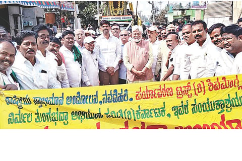 ಕಂಪ್ಲಿಯಲ್ಲಿ ನಿರ್ಮಲ ತುಂಗಭದ್ರಾ ಅಭಿಯಾನ 3ನೇ ಹಂತದ ಜಲ ಜಾಗೃತಿ-ಜನ ಜಾಗೃತಿ ಪಾದಯಾತ್ರೆ ನಡೆಯಿತು. ಜಲತಜ್ಞ ರಾಜೇಂದ್ರಸಿಂಗ್, ಶಾಸಕ ಜೆ.ಎನ್.ಗಣೇಶ್, ವಿಧಾನಪರಿಷತ್ ಸದಸ್ಯ ವೈ.ಎಂ.ಸತೀಶ್, ಸಂಚಾಲಕರಾದ ಡಿ.ಆರ್.ಪಾಟೀಲ್, ಮಹಿಮಾ ಪಾಟೀಲ್ ಇತರರಿದ್ದರು.