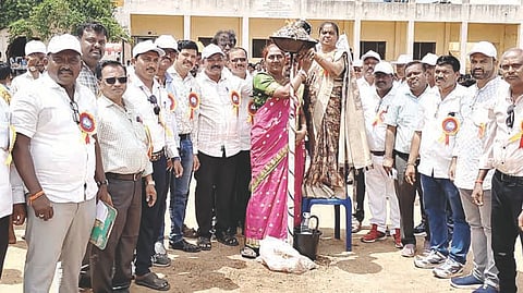 ಕಂಪ್ಲಿಯಲ್ಲಿ ವಲಯ ಮಟ್ಟದ ಕ್ರೀಡಾಕೂಟದ ಕ್ರೀಡಾಜ್ಯೋತಿಯನ್ನು ದೈಹಿಕ ಪರಿವೀಕ್ಷಕಿ ಎಂ.ಆರ್.ಪದ್ಮಾರೆಡ್ಡಿ ಬೆಳಗಿದರು. ಪ್ರಮುಖರಾದ ಹನುಮಂತಪ್ಪ, ಎಚ್.ದೊಡ್ಡಬಸಪ್ಪ, ಜೋಗಿ ನಾಯ್ಕ ರುದ್ರಪ್ಪ, ಸುಜಾತಾ, ಬೀರಲಿಂಗೇಶ್ವರ ಇತರರಿದ್ದರು.