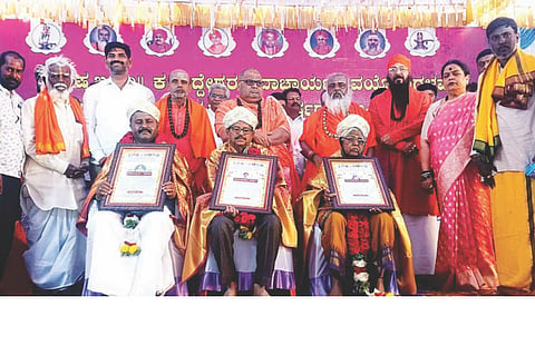 ನಾನಾ ಕ್ಷೇತ್ರಗಳ ಸಾಧಕರಾದ ಪಿ. ಮೂಕಯ್ಯಸ್ವಾಮಿ, ಹುಚ್ಚಮ್ಮ ಬಸಪ್ಪ ಚೌದ್ರಿ, ಶರಣಪ್ಪ ಮಾಲಿಪಾಟೀಲರಿಗೆ ಬುಕ್ಕಸಾಗರ ಮಠದಲ್ಲಿ ಕರಿಸಿದ್ದೇಶ್ವರ ಪ್ರಶಸ್ತಿ ನೀಡಿ ಗೌರವಿಸಲಾಯಿತು. ಪ್ರಮುಖರಾದ ವಿಶ್ವಾರಾಧ್ಯ ಶಿವಾಚಾರ್ಯರು, ಡಾ. ಮುರುಘರಾಜೇಂದ್ರ ಮಹಾಸ್ವಾಮಿಗಳು, ವಾಮದೇವ ಶಿವಾಚಾರ್ಯರು, ಜೆ.ಎನ್. ಗಣೇಶ್, ಸಾಲಿ ಸಿದ್ದಯ್ಯ ಇತರರು ಇದ್ದರು.