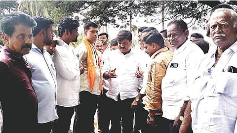 ಕಂಪ್ಲಿಯಲ್ಲಿ ಬಿಜೆಪಿ ರಾಜ್ಯ ಪ್ರಧಾನ ಕಾರ್ಯದರ್ಶಿ ರಾಜೀವ್ ಪಾದಯಾತ್ರೆ ರೂಟ್ ಕುರಿತು ಚರ್ಚಿಸಿದರು. ಪ್ರಮುಖರಾದ ಅಮರನಾಥ ಪಾಟೀಲ್, ಶರಣು ತಳ್ಳಿಕೇರಿ, ಅಳ್ಳಳ್ಳಿ ವೀರೇಶ್, ಗೊರ್ತಿ ಶ್ರೀನಿವಾಸ್, ಡಿ.ಶ್ರೀಧರಶ್ರೇಷ್ಠಿ, ಸಿ.ಎ.ಚನ್ನಪ್ಪ ಇತರರಿದ್ದರು.