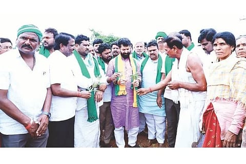 ಹುಲಿಹೈದರನಲ್ಲಿ ಮುಂಗಾರು ವೈಫಲ್ಯದಿಂದ ಹಾಳಾದ ತೊಗರಿ ಬೆಳೆ ಕುರಿತು ರೈತರೊಂದಿಗೆ ಎಂಎಲ್‌ಸಿ ಸಿ.ಟಿ ರವಿ ನೇತೃತ್ವದ ಬಿಜೆಪಿ ಬರ ಅಧ್ಯಯನ ತಂಡ ಚರ್ಚೆ ನಡೆಸಿತು. ಮಾಜಿ ಶಾಸಕ ಬಸವರಾಜ ದಢೇಸುಗೂರು, ಕಾಡಾ ಮಾಜಿ ಅಧ್ಯಕ್ಷ ತಿಪ್ಪೇರುದ್ರಸ್ವಾಮಿ ಇತರರಿದ್ದರು.