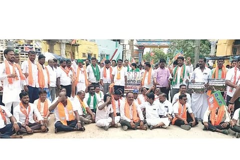 ಕನಕಗಿರಿಯಲ್ಲಿ ಬಿಜೆಪಿಯಿಂದ ನಡೆದ ಪ್ರತಿಭಟನೆಯಲ್ಲಿ ಮಾಜಿ ಶಾಸಕ ಬಸವರಾಜ ದಡೇಸುಗೂರು, ಬಿಜೆಪಿ ರಾಜ್ಯ ಕಾರ್ಯಕಾರಿಣಿ ಸದಸ್ಯ ನಾಗರಾಜ ಬಿಲ್ಗಾರ, ಮಂಡಲ ಅಧ್ಯಕ್ಷ ಸಣ್ಣ ಕನಕಪ್ಪ, ಶರಶ್ಚಂದ್ರ ನಾಯಕ, ಕನಕಪ್ಪ ಛಲವಾದಿ, ನಾಗರಾಜ ಬಾವಿಕಟ್ಟಿ, ಮಹಾಂತೇಶ ಸಜ್ಜನ್ ಇತರರಿದ್ದರು.