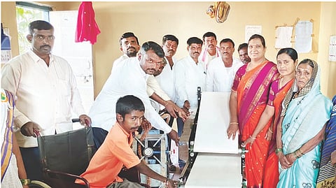 ಕುಕನೂರು ತಾಲೂಕಿನ ನೆಲಜೇರಿ ಗ್ರಾಮದಲ್ಲಿ ಗಣರಾಜ್ಯೋತ್ಸವದ ನಿಮಿತ್ತ ಅಂವಿಕಲರಿಗೆ ಹಾಗೂ ಸ್ವ-ಸಹಾಯ ಸಂಘದ ಸದಸ್ಯರಿಗೆ ಗ್ರಾಪಂ ಪಿಡಿಒ ಅಕ್ಕಮಹಾದೇವಿ ರುದ್ರಸ್ವಾಮಿಮಠ ರೊಟ್ಟಿಮಿಷನ್ ವಿತರಿಸಿದರು. ಗ್ರಾಪಂ ಅಧ್ಯಕ್ಷ ಮಂಜುನಾಥ್ ನಕ್ಲರ್, ಉಪಾಧ್ಯಕ್ಷೆ ಗೌರಮ್ಮ ರಾಮಣ್ಣ ತಳವಾರ, ಮಾಜಿ ಅಧ್ಯಕ್ಷ ಉಮೇಶಗೌಡ ಪಾಟೀಲ್, ಸದಸ್ಯ ಶೇಖರಪ್ಪ ಕೊಳಜಿ, ಕಾರ್ಯದರ್ಶಿ ಫಕೀರಪ್ಪ ಮೂಲಿಮನಿ ಇದ್ದರು.