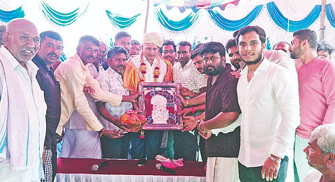ಕೆ.ಆರ್.ನಗರ ತಾಲೂಕು ಹಂಪಾಪುರ ಗ್ರಾಮದಲ್ಲಿ ಆಯೋಜಿಸಿದ್ದ ಶ್ರೀರಾಮ ಮಂದಿರದ ಮೊದಲನೇ ವರ್ಷದ ವಾರ್ಷಿಕೋತ್ಸವ ಕಾರ್ಯಕ್ರಮದಲ್ಲಿ ಮಾಜಿ ಸಚಿವ ಸಾ.ರಾ.ಮಹೇಶ್ ಅವರನ್ನು ಸನ್ಮಾನಿಸಲಾಯಿತು. ಹಂಪಾಪುರ ಕುಮಾರ್, ನಾಗಣ್ಣ, ಗುರು, ಅಣ್ಣಯ್ಯಪ್ಪ, ಪರಮೇಶ್, ಪ್ರಕಾಶ್, ನರಸಿಂಹ, ಮನೋಹರ್, ಜಯರಾಮೇಗೌಡ ಇದ್ದರು.
