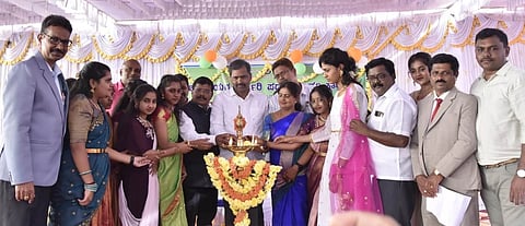  ಕೆ.ಆರ್.ನಗರದ ಬಾಲಕಿಯರ ಸರ್ಕಾರಿ ಪದವಿ ಪೂರ್ವ ಕಾಲೇಜಿನಲ್ಲಿ ಆಯೋಜಿಸಿದ್ದ ಸಾಂಸ್ಕೃತಿಕ ಮತ್ತು ಕ್ರೀಡಾ ಚಟುವಟಿಕೆಗಳ ಸಮಾರೋಪ ಸಮಾರಂಭವನ್ನು ಶಾಸಕ ಡಿ.ರವಿಶಂಕರ್ ಉದ್ಘಾಟಿಸಿದರು. ಎಚ್.ಕೆ.ಕೃಷ್ಣಯ್ಯ, ಡಿ.ಶ್ರೀನಿವಾಸ್, ಸುನೀತಾ ರಮೇಶ್, ಚಂದ್ರಕುಮಾರ್ ಇತರರು ಇದ್ದರು.