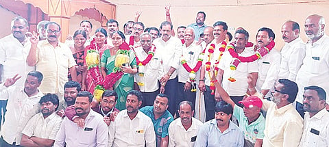 ಕೆ.ಆರ್.ನಗರದ ಟಿಎಪಿಸಿಎಂಎಸ್ ಚುನಾವಣೆಯಲ್ಲಿ ಜಯಗಳಿಸಿದ್ದ ಕಾಂಗ್ರೆಸ್ ಅಭ್ಯರ್ಥಿಗಳನ್ನು ಶಾಸಕ ಡಿ.ರವಿಶಂಕರ್ ಅಭಿನಂದಿಸಿದರು. ಜೆ.ಶಿವಣ್ಣ, ಕೆ.ಪಿ.ಯೋಗೀಶ್ ಇತರರಿದ್ದರು.     