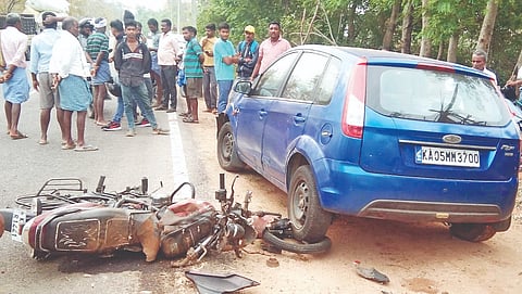 ಕೆ.ಆರ್.ನಗರ ತಾಲೂಕಿನ  ಕಗ್ಗರೆ ಮತ್ತು ನಾರಾಯಣಪುರ ಬಳಿ ಅಪಘಾತಕ್ಕೀಡಾದ ಕಾರು ಮತ್ತು ಬೈಕ್.