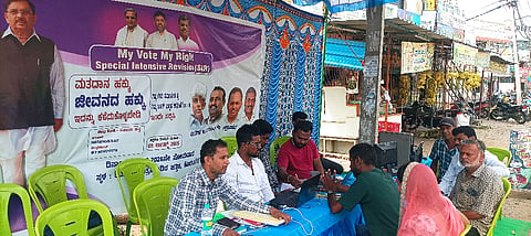 ಕೊರಟಗೆರೆಯ Desk ಸಂತೆ ಮೈದಾನದ ಸಮೀಪದ ಎಸ್​ಐಆರ್​ ಸಹಾಯ ಡೆಸ್ಕ್​ ಸ್ಥಾಪಿಸಿರುವುದು. 