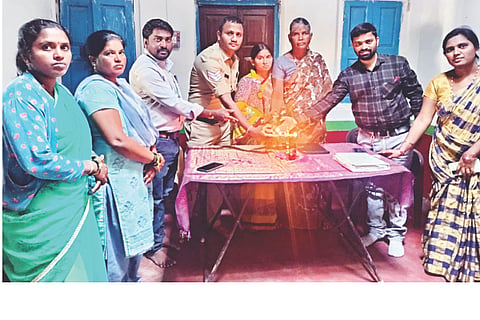 ಕೂಡ್ಲಿಗಿ ತಾಲೂಕಿನ ಗುಡೇಕೋಟೆಯಲ್ಲಿ ಹಮ್ಮಿಕೊಂಡಿದ್ದ ಸಿರಿಧಾನ್ಯ ಮತ್ತು ಆರೋಗ್ಯದ ಮಹತ್ವದ ಕುರಿತು ಜಾಗೃತಿ ಕಾರ್ಯಕ್ರಮವನ್ನು ಹೆಡ್ ಕಾನ್‌ಸ್ಟೇಬಲ್ ಸ್ವರೂಪ್ ಕೊಟ್ಟೂರು ಉದ್ಘಾಟಿಸಿದರು. ಯೋಜನೆಯ ತಾಲೂಕು ಕೃಷಿ ಮೇಲ್ವಿಚಾರಕ ಮಹಾಲಿಂಗಯ್ಯ, ಗುಡೇಕೋಟೆ ವಲಯ ಮೇಲ್ವಿಚಾರಕ ಕರಿಯಪ್ಪ, ಒಕ್ಕೂಟದ ಉಪಾಧ್ಯಕ್ಷೆ ಅಕ್ಕಮಹಾದೇವಿ, ಕೋಶಾಧಿಕಾರಿ ಸುಮಂಗಲಾ ಇತರರಿದ್ದರು.