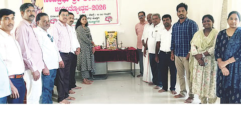 ಕೂಡ್ಲಿಗಿ ತಾಲೂಕು ಕಚೇರಿಯಲ್ಲಿ ನಾಡಪ್ರಭು ಕೆಂಪೇಗೌಡ ಜಯಂತಿ ಆಚರಿಸಲಾಯಿತು. ತಹಸೀಲ್ದಾರ್ ವಿ.ಕೆ.ನೇತ್ರಾವತಿ, ಪಪಂ ಮಾಜಿ ಅಧ್ಯಕ್ಷ ಕಾವಲಿ ಶಿವಪ್ಪನಾಯಕ, ಒಕ್ಕಲಿಗ ಸಮಾಜದ ಅಧ್ಯಕ್ಷ ಮಂಜುನಾಥ, ಕಂದಾಯ ನಿರೀಕ್ಷಕ ಪ್ರಭು ತಳವಾರ, ಮಂಜುನಾಥ ಇತರರಿದ್ದರು.