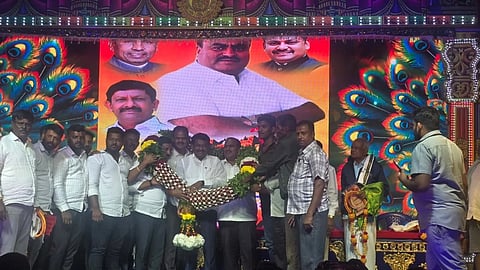 ದೇವನಹಳ್ಳಿ ತಾಲೂಕಿನ ಅರದೇಶಹಳ್ಳಿಯಲ್ಲಿ ಹಮ್ಮಿಕೊಂಡಿದ್ದ ಕುರುಕ್ಷೇತ್ರ ಪೌರಾಣಿಕ ನಾಟಕ ಕಾರ್ಯಕ್ರಮದಲ್ಲಿ ದೇವನಹಳ್ಳಿ ಬ್ಲಾಕ್​ ಕಾಂಗ್ರೆಸ್​ ಅಧ್ಯಕ್ಷ ಕೆ.ಸಿ.ಮಂಜುನಾಥ್​ ಅವರನ್ನು ಸನ್ಮಾನಿಸಲಾಯಿತು. ಬೆಂಗಳೂರು ಅಂತಾರಾಷ್ಟ್ರೀಯ ವಿಮಾನ ನಿಲ್ದಾಣ ಪ್ರದೇಶ ಯೋಜನಾ ಪ್ರಾಧಿಕಾರದ ಅಧ್ಯಕ್ಷ ಶಾಂತಕುಮಾರ್​, ಜಾಲಿಗೆ ಶ್ರೀರಾಮಯ್ಯ ಇತರರು ಇದ್ದರು.