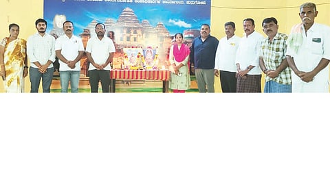 ಕುರುಗೋಡು ತಾಲೂಕು ಆಡಳಿತ ಕಚೇರಿಯಲ್ಲಿ ನಾಡಪ್ರಭು ಕೆಂಪೇಗೌಡ ಜಯಂತಿ ಆಚರಿಸಲಾಯಿತು. ತಹಸೀಲ್ದಾರ್ ನರಸಪ್ಪ, ಗ್ರೇಡ್ 2 ತಹಸೀಲ್ದಾರ್ ಮಲ್ಲೇಶಪ್ಪ, ಶಿರಸ್ತೇದಾರ್ ವಿಜಯ ಕುಮಾರ್, ಉಪತಹಸೀಲ್ದಾರ್ ರಾಜಶೇಖರ್ ಇತರರಿದ್ದರು.