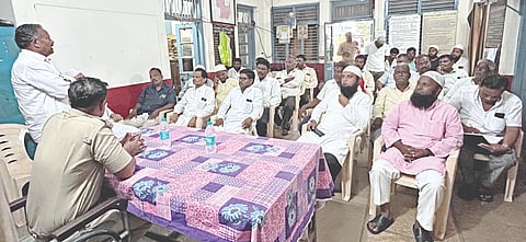 ಲೋಕಾಪುರ ಪಟ್ಟಣದ ಪೊಲೀಸ್ ಕಚೇರಿಯಲ್ಲಿ ಬಕ್ರೀದ್ ಹಬ್ಬದ ನಿಮಿತ್ತ ಮಂಗಳವಾರ ಹಮ್ಮಿಕೊಂಡಿದ್ದ ಶಾಂತಿ ಸಭೆಯಲ್ಲಿ ಪಿಎಸ್‌ಐ ಕೆ.ಬಿ.ಜಕ್ಕನ್ನವರ ಮಾತನಾಡಿದರು. ರಫೀಕ ಬೈರಕದಾರ, ಎ.ಎಂ.ಯಾದವಾಡ, ಮಹೇಶ ಹುಗ್ಗಿ, ಮಾರುತಿ ರಂಗಣ್ಣವರ ಇದ್ದರು.