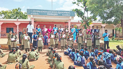 ಲೋಕಾಪುರ ಪ್ರೌಢ ಶಾಲೆಯಲ್ಲಿ ಸೋಮವಾರ ಶಾಲಾ ಸಂಸತ್ತ ಚುನಾವಣೆ ಆಯ್ಕೆಯಾದ ವಿದ್ಯಾರ್ಥಿಗಳಿಗೆ ಪ್ರಮಾಣ ವಚನ ಬೋಧಿಸಲಾಯಿತು. ಶಿಕ್ಷಕಿಯರಾದ ವಿ.ಎಸ್. ಪಾಟೀಲ, ಪಿ.ವಿ. ಕಾಸನಕುಂಟೆ, ಎಸ್.ಸಿ. ವಾರಿಕಲ್‌ಮಠ, ನಂದಾ ವಜ್ಜರಮಟ್ಟಿ, ಅನ್ನಪೂರ್ಣ ಕಲಾಲ, ಜಾನಕಿ ಶಿಂಧೆ, ಬಿಇಡಿ ಪ್ರಶಿಕ್ಷಣಾರ್ಥಿಗಳಾದ ವಿಜಯಲಕ್ಷ್ಮೀ ಹೆಗ್ಗಳಕಿ, ಚೈತ್ರ ಬುದ್ನಿ, ಮಂಜುಳಾ ಪಾಟೀಲ ಇದ್ದರು.