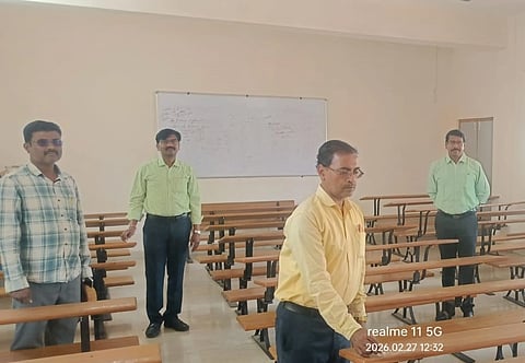 ಹೊಸಪೇಟೆ ಚಿತ್ತವಾಡ್ಗಿ ಕಾಲೇಜಿನಲ್ಲಿ ಪಿಯು ಪರೀಕ್ಷಾ ಕೇಂದ್ರಕ್ಕೆ ಡಿಡಿಪಿಯು ನೋಡಲ್ ಅಧಿಕಾರಿ ನಾಗರಾಜ್ ಹವಾಲ್ದಾರ್ ಸಿದ್ದತೆ ಪರಿಶೀಲನೆ ನಡೆಸಿದರು.