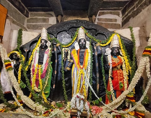 ಹಂಪಿಯ ಕೊದಂಡರಾಮ ದೇಗುಲದಲ್ಲಿ ರಾಮನವಮಿ ನಿಮಿತ್ತ ಶ್ರೀರಾಮ, ಸೀತಾ ದೇವಿ, ಶ್ರೀ ಲಕ್ಷ್ಮಣ ಹಾಗೂ ಸುಗ್ರಿವಾ ಮೂರ್ತಿಗಳಿಗೆ ವಿಶೇಷ ಅಲಂಕಾರ ಮಾಡಲಾಯಿತು.