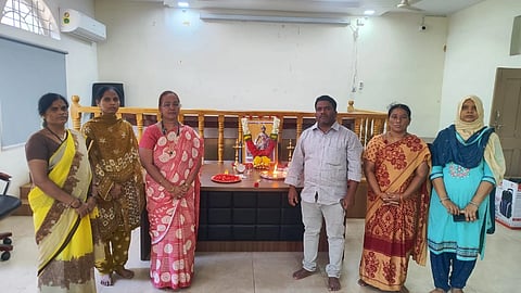 ಹೊಸಪೇಟೆ ಜಿಲ್ಲಾಧಿಕಾರಿ ಕಚೇರಿಯಲ್ಲಿ ಶನಿವಾರ ನಾಡಪ್ರಭು ಕೆಂಪೇಗೌಡರ ಜಯಂತಿಯನ್ನು ಸಾಂಕೇತಿಕವಾಗಿ ಆಚರಿಸಲಾಯಿತು. ಜಿಲ್ಲಾಧಿಕಾರಿ ಕಚೇರಿ ಉಪ ತಹಸೀಲ್ದಾರ್ ಸ್ನೇಹಾಲತಾ ಕೆಂಪೇಗೌಡರ, ಸಿಬ್ಬಂಧಿ ಸಿದ್ದಪ್ಪ ಇತರರಿದ್ದರು.