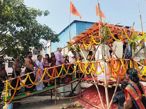 ಹೊಸಪೇಟೆ ಅಯ್ಯಪ್ಪ ಸ್ವಾಮಿ ದೇಗುಲದ ಕುಂಭಾಭಿಷೇಕದಲ್ಲಿ ಭಾಗವಹಿಸಿದ ಭಕ್ತರು.