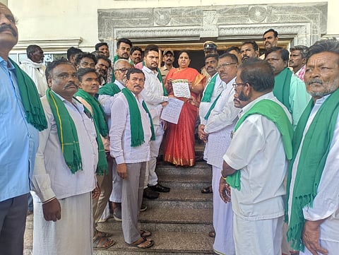 ಹೊಸಪೇಟೆ ಜಿಲ್ಲಾಧಿಕಾರಿ ಮುಂದೆ ಸೋಮವಾರ ಕರ್ನಾಟಕ ರಾಜ್ಯ ರೈತ ಸಂಘ ಹಾಗೂ ಹಸಿರು ಸೇನೆಯಿಂದ ಪ್ರತಿಭಟನೆ ನಡೆಯಿತು. ಸಂಘದ ಜಿಲ್ಲಾ ಅಧ್ಯಕ್ಷ ಟಿ.ನಾಗರಾಜ್, ತಾಲೂಕು ಅಧ್ಯಕ್ಷ ಸಣ್ಣಕ್ಕಿ ರುದ್ರಪ್ಪ, ಪ್ರಮುಖರಾದ ಎಂ.ಜಡಿಯಪ್ಪ, ಖಾಜಾ ನಿಯಾಜಿ, ಜಹಿರುದ್ದಿನ್, ಆರ್.ಆರ್.ತಾಯಪ್ಪ, ಎನ್.ಗೊವಿಂದಪ್ಪ, ಮೂರ್ತಿ ಇತರರಿದ್ದರು.