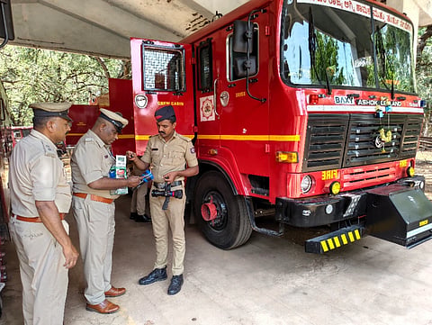 ಹೊಸಪೇಟೆಯಲ್ಲಿ ಅಗ್ನಿಶಾಮಕ ಠಾಣಾಧಿಕಾರಿ ಯುವರಾಜ್, ಸಹಾಯಕ ಠಾಣಾಧಿಕಾರಿ ಬಸವರಾಜ್ ಶುಕ್ರವಾರ ಬಂದ ಹೊಸ ಅಗ್ನಿಶಾಮಕ ವಾಹನವನ್ನು ಪರಿಶೀಲಿಸಿದರು.