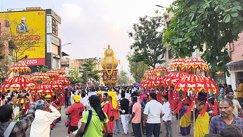 ಹೊಸಪೇಟೆ ಕೊಟ್ಟೂರು ಸ್ವಾಮಿ ಸಂಸ್ಥಾನ ಮಠದಿಂದ ಶುಕ್ರವಾರ ಸಂಜೆ ಸಾವಿರಾರು ಭಕ್ತರ ಸಮ್ಮುಖದಲ್ಲಿ ಸರ್ವಧರ್ಮ ಸಮನ್ವಯ ಮಹಾರಥೋತ್ಸವ ಸಂಭ್ರಮದಿಂದ ನೆರವೇರಿತು. ರಥೋತ್ಸವದಲ್ಲಿ ಕಲಾತಂಡಗಳು ಮೆರಗು ನೀಡಿದವು.