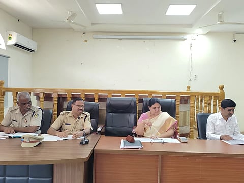 ಹೊಸಪೇಟೆ ಜಿಲ್ಲಾಧಿಕಾರಿಗಳ ಕಚೇರಿ ಸಭಾಂಗಣದಲ್ಲಿ ಶುಕ್ರವಾರ ಜಿಲ್ಲಾಧಿಕಾರಿ ಕವಿತಾ ಎಸ್.ಮನ್ನಿಕೇರಿ ಕಳ್ಳಭಟ್ಟಿ ನಿರ್ಮೂಲನೆ ಕುರಿತ ಸ್ಥಾಯಿ ಸಮಿತಿ ಸಭೆ ನಡೆಸಿದರು. ಅಬಕಾರಿ ಉಪ ಆಯುಕ್ತ ಡಾ.ಮಾದೇಶ್, ಎಎಸ್ಪಿ ಮಂಜುನಾಥ, ಅಪರ ಜಿಲ್ಲಾಧಿಕಾರಿ ಇ.ಬಾಲಕೃಷ್ಣ, ಉಪವಿಭಾಗಿಯಾಧಿಕಾರಿ ವಿವೇಕಾನಂದ ಇತರರಿದ್ದರು.