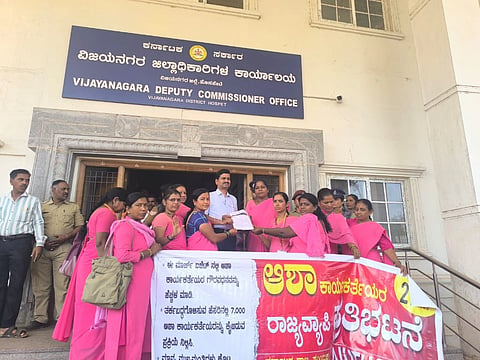 ಹೊಸಪೇಟೆಜಿಲ್ಲಾಧಿಕಾರಿಕಚೇರಿ ಮುಂದೆ ಶುಕ್ರವಾರ ಆಶಾ ಕಾರ್ಯಕರ್ತರಿಂದಅಪರಜಿಲ್ಲಾಧಿಕಾರಿ ಇ.ಬಾಲಕೃಷ್ಣಪ್ಪಅವರಿಗೆ ಮನವಿ ಸಲ್ಲಿಸಲಾಯಿತು. ಸಂಘದಜಿಲ್ಲಾಧ್ಯಕ್ಷೆ ಗೀತಾ ಪಿಎ, ಜಿಲ್ಲಾ ಕಾರ್ಯದರ್ಶಿ ಕೆ.ಎಸ್.ಗೌರಮ್ಮ, ಪ್ರಮುಖರಾದ ವೀರಮ್ಮ, ಮಹೇಶ್ವರಿ, ಅನ್ನಪೂರ್ಣ, ನಾಗರತ್ನ, ಸ್ಪೂರ್ತಿ, ನಾಗಮ್ಮಚಂದ್ರಮ್ಮ ಇತರರಿದ್ದರು. 