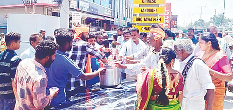 ಗುಂಡ್ಲುಪೇಟೆ ಪಟ್ಟಣದಲ್ಲಿ ಶ್ರೀರಾಮನವಮಿಯ ಅಂಗವಾಗಿ ಮಜ್ಜಿಗೆ ಪಾನಕ ಹಾಗೂ ಕೋಸಂಬರಿಯನ್ನು ಸಾರ್ವಜನಿಕರಿಗೆ ವಿತರಣೆ ಮಾಡಲಾಯಿತು.