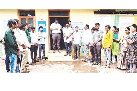 ಮಸ್ಕಿ ತಾಲೂಕು ಗ್ರಾಮ ಆಡಳಿತಾಧಿಕಾರಿಗಳ ಸಂಘದಿಂದ ತಹಸೀಲ್ದಾರ್ ಮಂಜುನಾಥ ಭೋಗಾವತಿ ಅವರಿಗೆ ಮನವಿ ಸಲ್ಲಿಸಲಾಯಿತು. ತಾಲೂಕು ಗೌರವ ಅಧ್ಯಕ್ಷ ಮಹಾಂತೇಶ, ಉಪಾಧ್ಯಕ್ಷ ಅಮರೇಶ ಸಜ್ಜನ್, ಪ್ರಧಾನ ಕಾರ್ಯದರ್ಶಿ ಮೌನೇಶ ಪವಾರ, ಕೋಶಾಧ್ಯಕ್ಷ ಪ್ರೇಮಕುಮಾರ, ಉಮಾದೇವಿ, ಗಂಗಪ್ಪ ಪವಾರ, ಅಬುಬಕರ್, ಹನುಮಂತ, ಮೋಹನ್, ರಾಮಪ್ಪ, ರಾಕೇಶ, ಅಮರೇಶ ಮಾಟೂರು ಇತರರಿದ್ದರು.