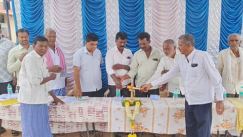 ಗುಬ್ಬಿ meeting ತಾಲೂಕಿನ ಭೋಮ್ಮರಸನಹಳ್ಳಿಯಲ್ಲಿ ಹಮ್ಮಿಕೊಂಡಿದ್ದ ಸರ್ವ ಸದಸ್ಯರ ವಾರ್ಷಿಕ ಸಭೆಯನ್ನು ಸಂಘದ ಅಧ್ಯಕ್ಷ ವಿಜಿಯಣ್ಣ ಉದ್ಘಾಟಿಸಿದರು. ಉಪಾಧ್ಯಕ್ಷ ಶಿವಾನಂದಸ್ವಾಮಿ, ಪಿಎಲ್​ಡಿ ಬ್ಯಾಂಕ್​ ಅಧ್ಯಕ್ಷ ಪರಮಶಿವಯ್ಯ ಇದ್ದರು.    